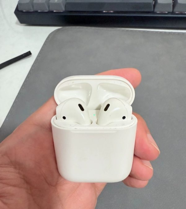 Used Rank A Apple AirPods 2 with Charging Case - White A2031+A2032 2nd Gen - Image 6