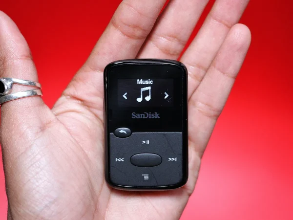 Used SanDisk 8GB Clip Jam MP3 Player- microSD card slot and FM Radio - SDMX26-008G