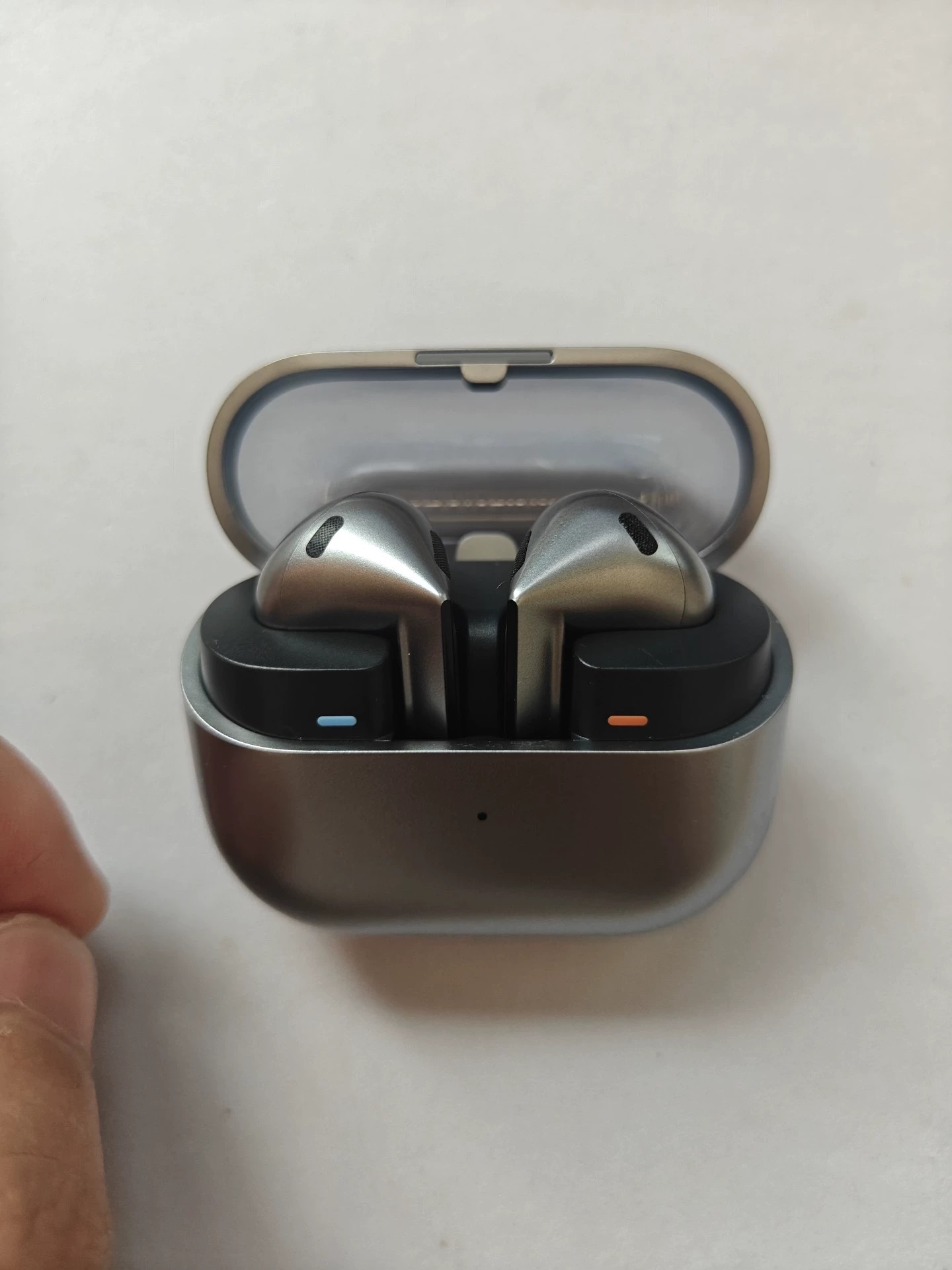 Samsung Galaxy Buds3 (2024, ANC) Water Resistant, AI Real-Time Language Interpreter, True Wireless Bluetooth 5.4 Earbuds, Hi-Fi Sound, Noise Cancelling, Touch Control, International Model (Silver)